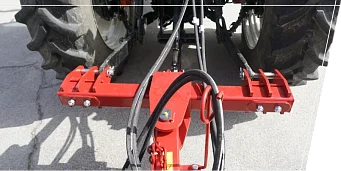 BEFESTIGUNG AN DEN TRAKTOR