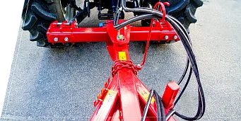 BEFESTIGUNG AN DEN TRAKTOR